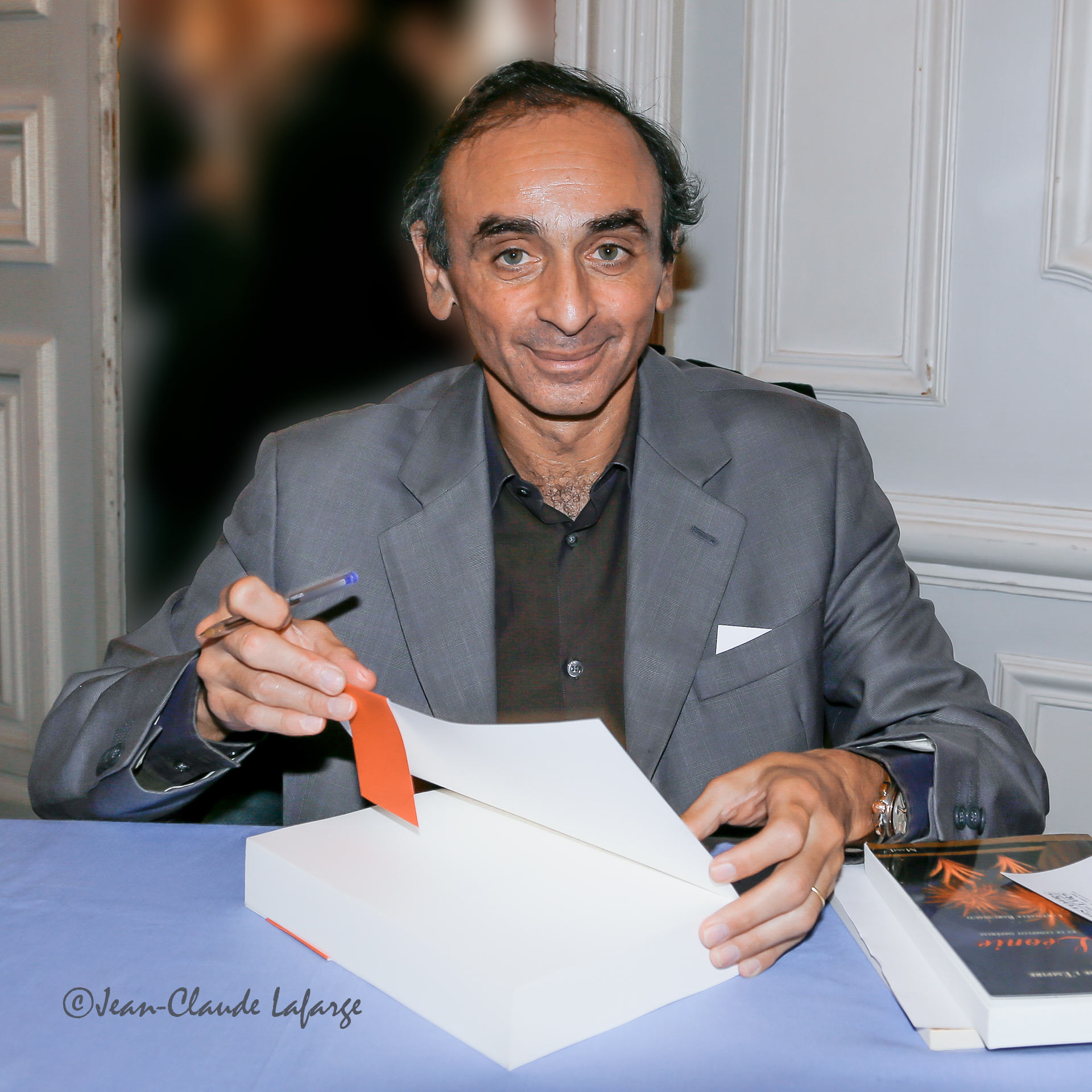 ERIC ZEMMOUR dédicace son livre au Salon "Histoire de Lire" dans la Mairie de Versailles.